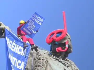 Dos activistas de Greenpeace colocan unas gafas de buzo a la estatua de Colón en Barcelona Dos activistas de Greenpeace colocan unas gafas de buzo a la estatua de Colón en Barcelona