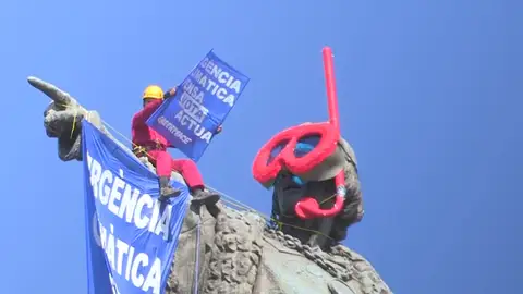 Dos activistas de Greenpeace colocan unas gafas de buzo a la estatua de Colón en Barcelona Dos activistas de Greenpeace colocan unas gafas de buzo a la estatua de Colón en Barcelona