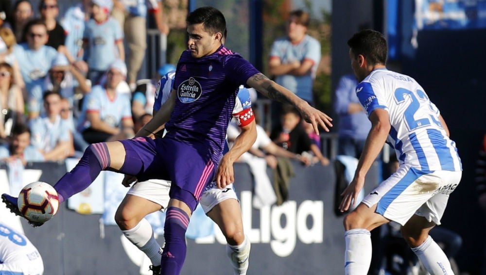 Maxi Gómez, ante Mikel Vesga