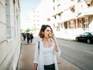Mujer comiendo fruta Mujer comiendo fruta