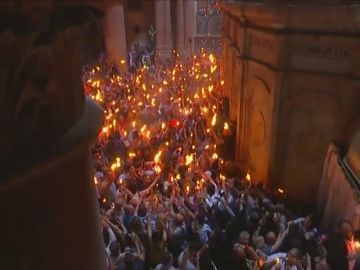 El Santo Sepulcro iluminado por el fuego sagrado en Jerusalén