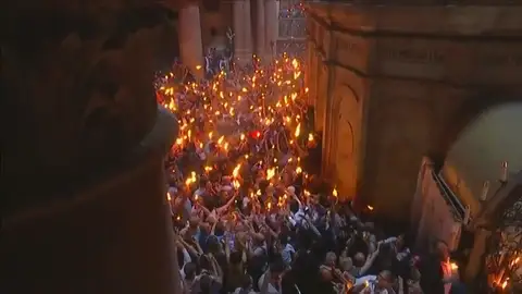 El Santo Sepulcro iluminado por el fuego sagrado en Jerusalén El Santo Sepulcro iluminado por el fuego sagrado en Jerusalén