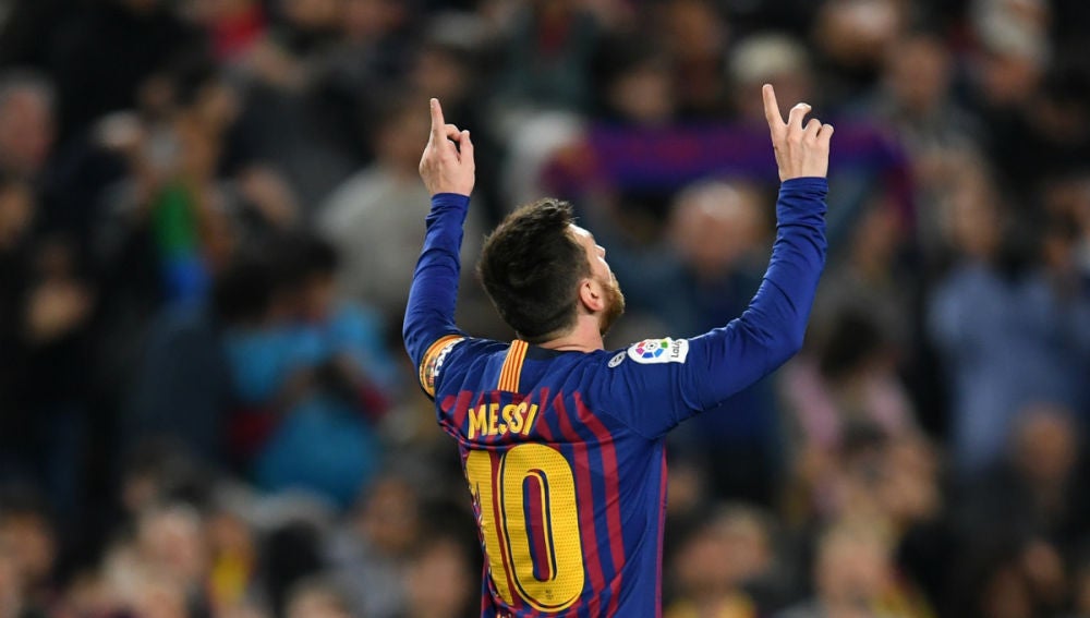 Lionel Messi señala al cielo