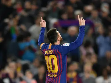 Lionel Messi señala al cielo Lionel Messi señala al cielo
