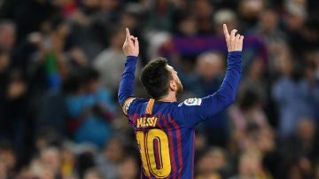 Lionel Messi señala al cielo