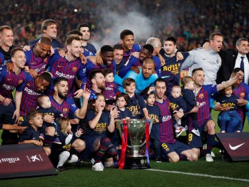 El Barça festeja la Liga en el Camp Nou