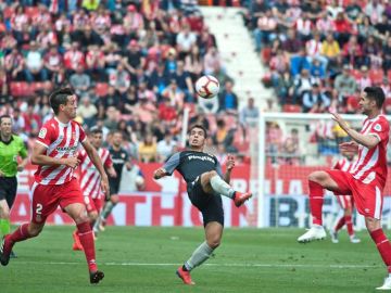 Ben Yedder trata de controlar un balón