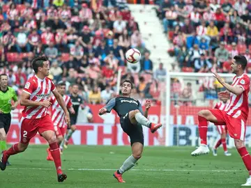 Ben Yedder trata de controlar un balón Ben Yedder trata de controlar un balón