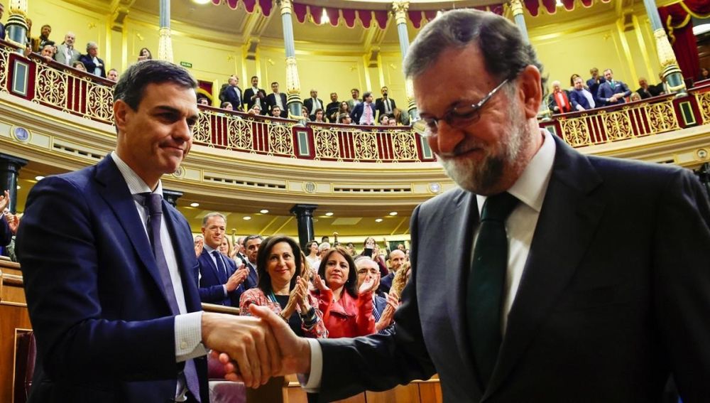 Rajoy saluda a Pedro Sánchez tras la moción de censura. 
