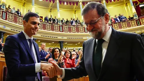 Rajoy saluda a Pedro Sánchez tras la moción de censura. Rajoy saluda a Pedro Sánchez tras la moción de censura.