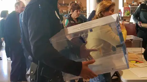 Anécdota: Una urna se rompe en un centro electoral de Mallorca Anécdota: Una urna se rompe en un centro electoral de Mallorca