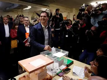 Albert Rivera ejerce su derecho al voto Albert Rivera ejerce su derecho al voto