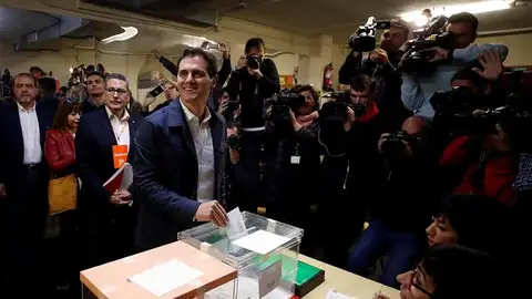 Albert Rivera ejerce su derecho al voto Albert Rivera ejerce su derecho al voto