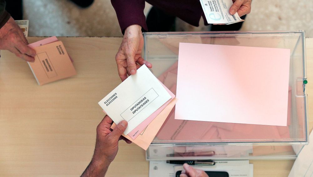 Una persona ejerce su derecho al voto para las elecciones generales 2019