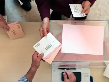 Una persona ejerce su derecho al voto para las elecciones generales 2019 Una persona ejerce su derecho al voto para las elecciones generales 2019