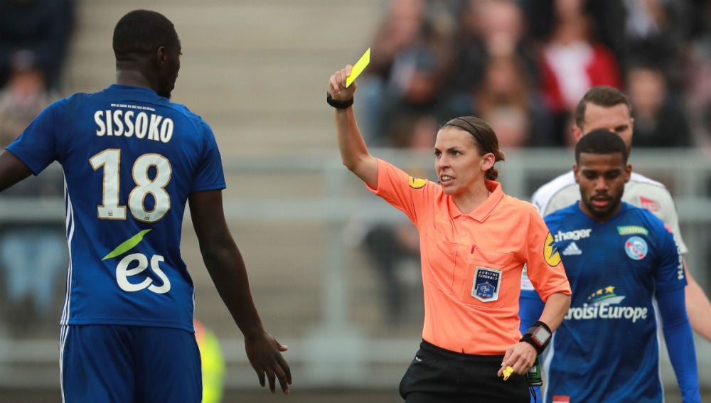 Stephanie Frappart, primera mujer en arbitrar en Ligue 1