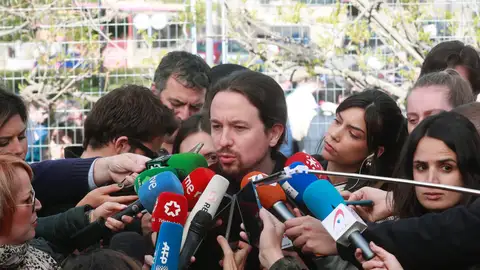 Iglesias vota en el colegio electoral de Galapagar Iglesias vota en el colegio electoral de Galapagar
