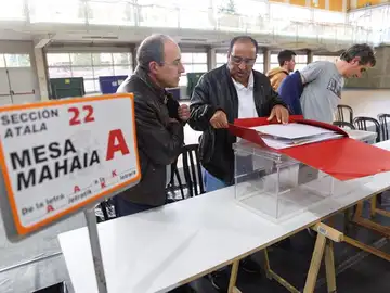 Abren los colegios electorales Abren los colegios electorales