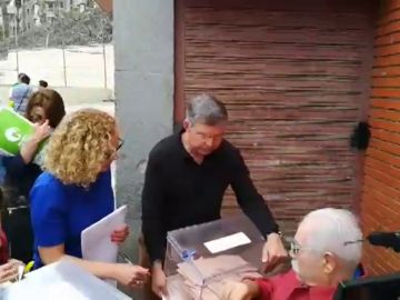 Sacan la urna del colegio electoral para que vote un hombre en silla de ruedas Sacan la urna del colegio electoral para que vote un hombre en silla de ruedas