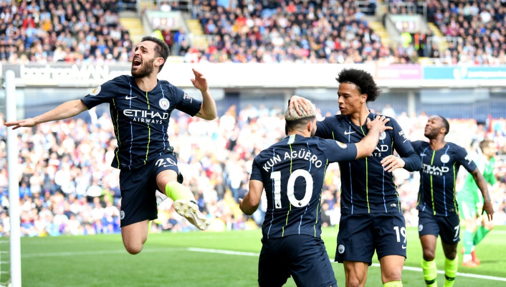 Agüero celebra un gol con el City