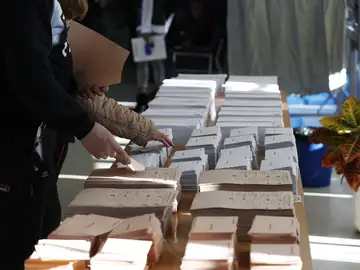 Imagen de una mesa con las papeletas electorales en uno de los colegios Imagen de una mesa con las papeletas electorales en uno de los colegios