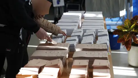Imagen de una mesa con las papeletas electorales en uno de los colegios Imagen de una mesa con las papeletas electorales en uno de los colegios