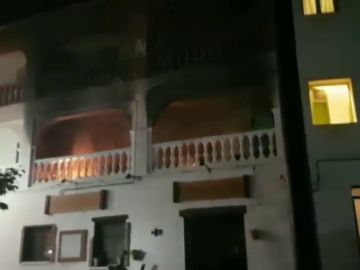 Varios vecinos rescatan a una joven en el incendio de su casa