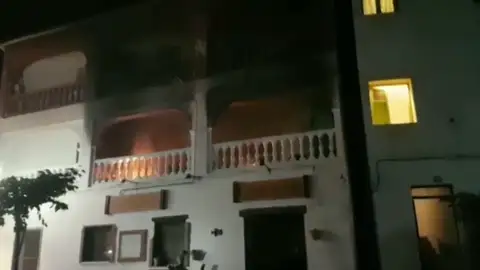 Varios vecinos rescatan a una joven en el incendio de su casa Varios vecinos rescatan a una joven en el incendio de su casa