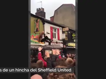 La ridícula caída de un hincha del Sheffield United celebrando el ascenso a la Premier La ridícula caída de un hincha del Sheffield United celebrando el ascenso a la Premier