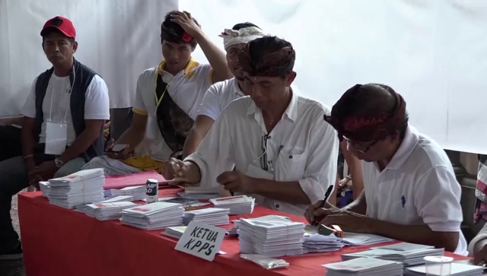  Mueren de fatiga más de 270 empleados electorales por contar a mano los votos tras las elecciones de Indonesia