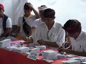 Mueren de fatiga más de 270 empleados electorales por contar a mano los votos tras las elecciones de Indonesia Mueren de fatiga más de 270 empleados electorales por contar a mano los votos tras las elecciones de Indonesia