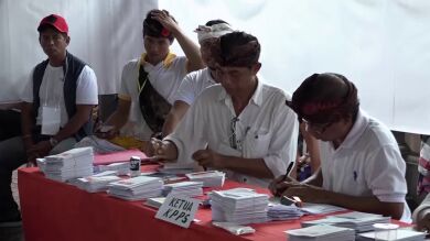  Mueren de fatiga más de 270 empleados electorales por contar a mano los votos tras las elecciones de Indonesia