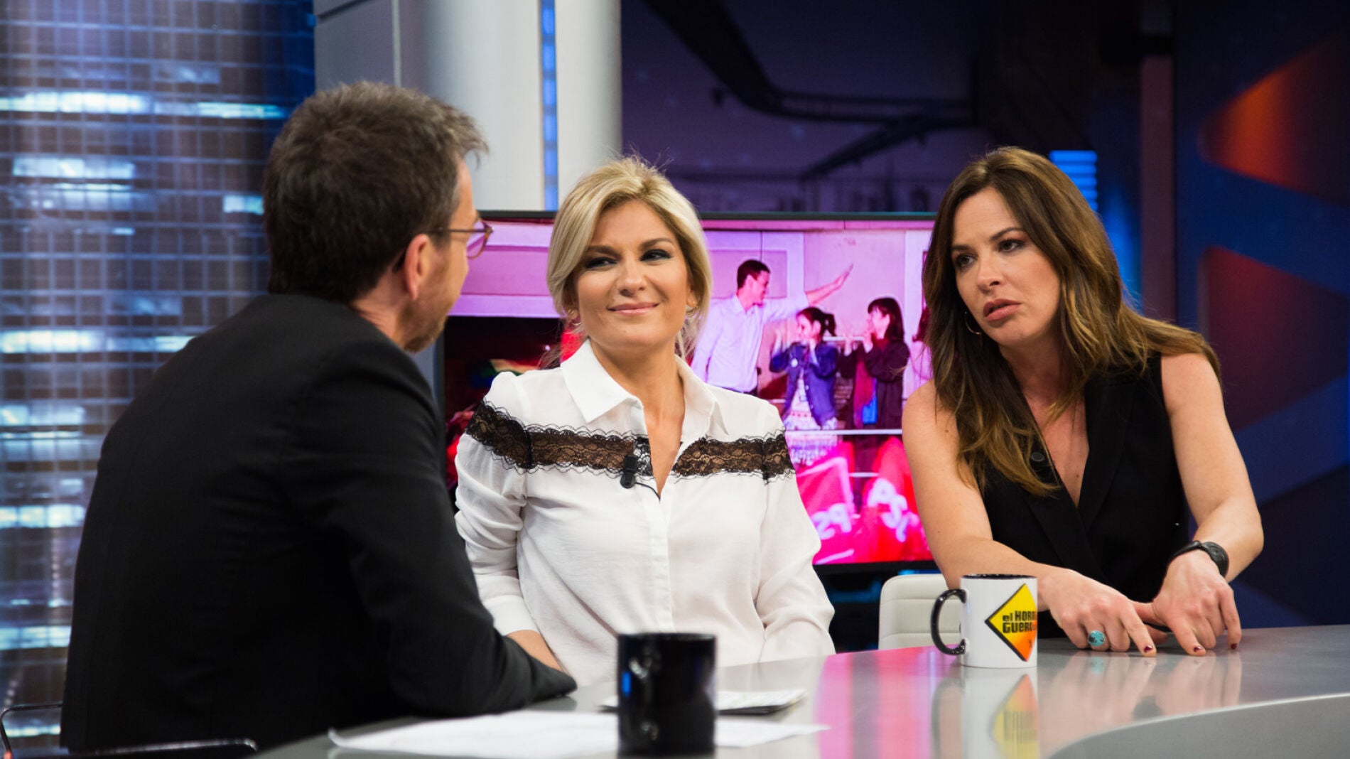 Mamen Mendizábal y Sandra Golpe dibujan, en 'El Hormiguero 3.0', los posibles pactos políticos del PSOE