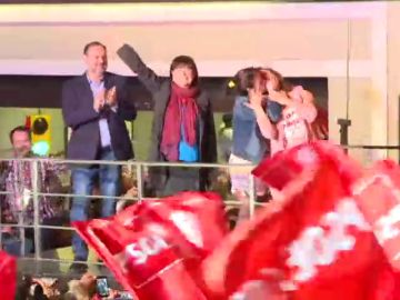 VÍDEO: El beso entre Cristina Narbona y Carmen Calvo celebrando en el balcón del PSOE los resultados del las elecciones generales
