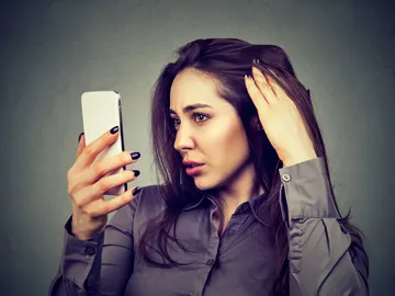 Mujer mirándose las canas Mujer mirándose las canas