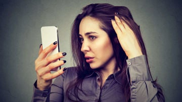 Mujer mirándose las canas