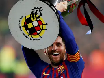 Messi, con el trofeo de campeones de Liga Messi, con el trofeo de campeones de Liga