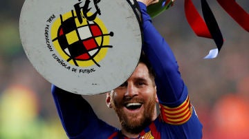 Messi, con el trofeo de campeones de Liga