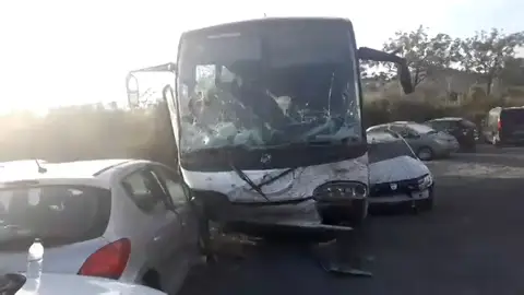 16 heridos en un accidente de un autobús escolar al quedarse sin frenos 16 heridos en un accidente de un autobús escolar al quedarse sin frenos