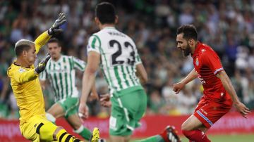 Borja Iglesias intenta batir a Joel en el Betis vs Espanyol