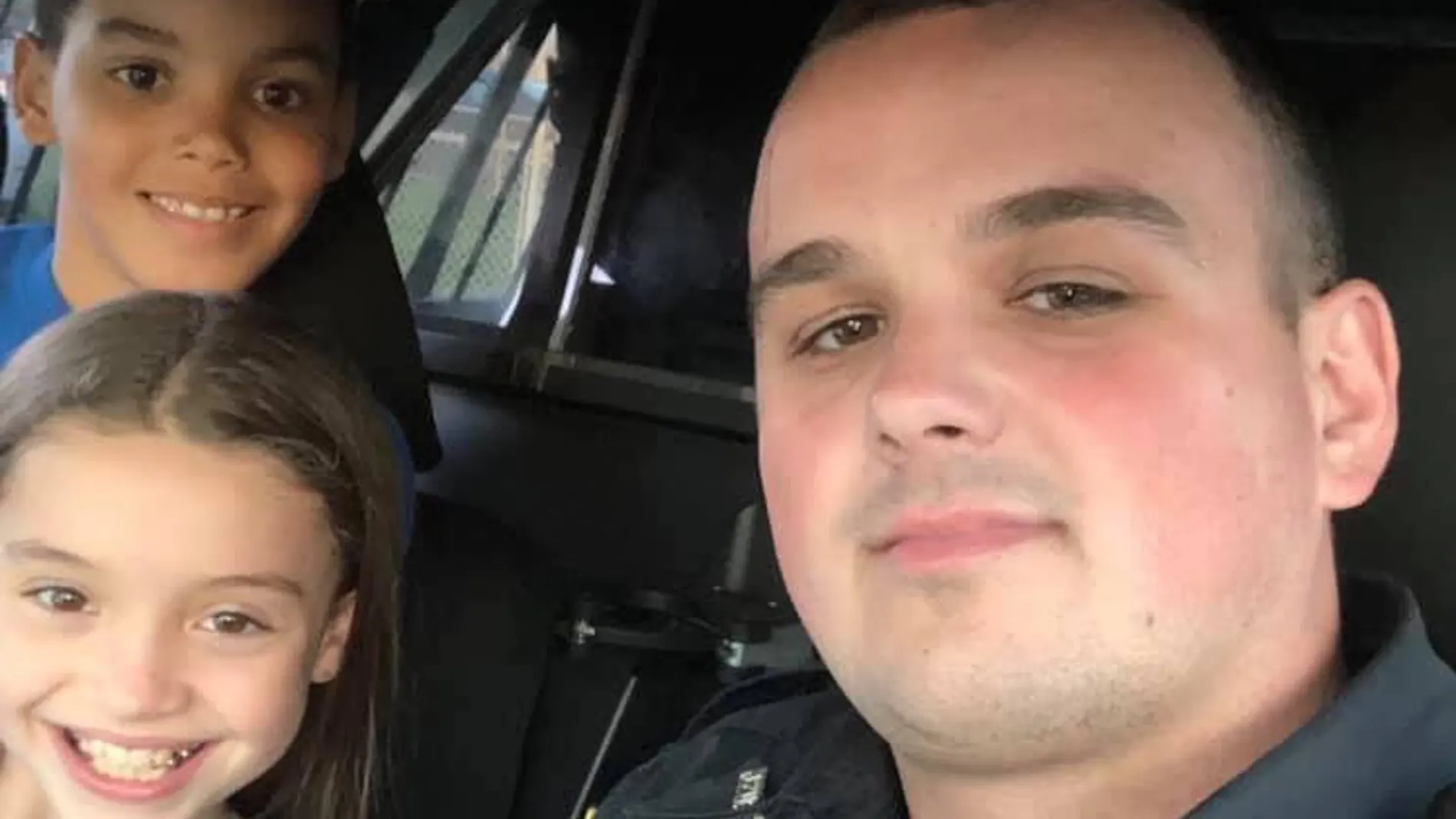 Los dos niños junto al policía Los dos niños junto al policía