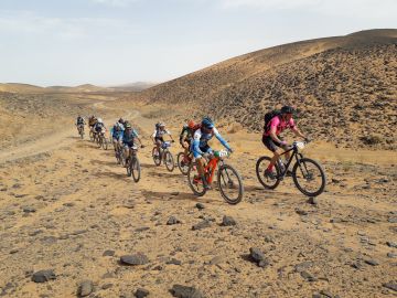 Varios participantes durante una etapa de la Titan Desert