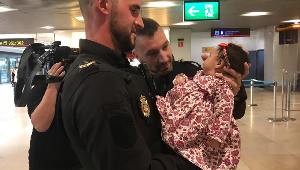 Imagen de los agentes con la niña