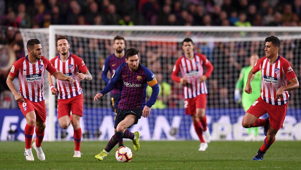 Messi lleva el balón en un partido ante el Atlético