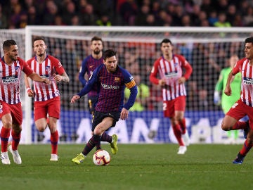 Messi lleva el balón en un partido ante el Atlético