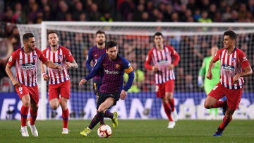Messi lleva el balón en un partido ante el Atlético