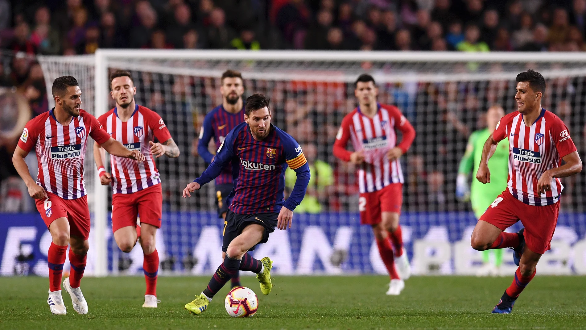 Messi lleva el balón en un partido ante el Atlético Messi lleva el balón en un partido ante el Atlético