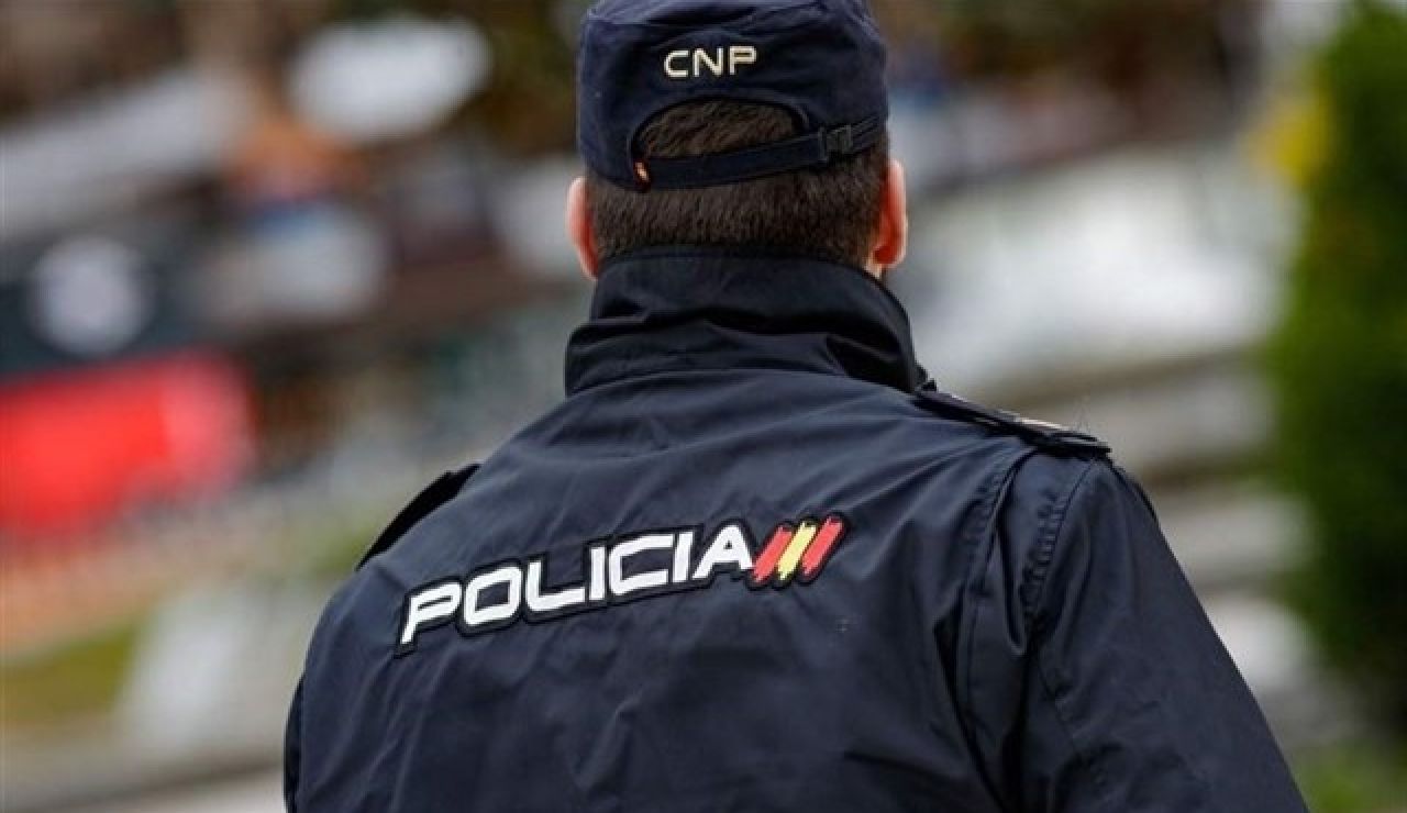 Un agente de la Policía Nacional. Un agente de la Policía Nacional.