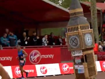 Un corredor, disfrazado de Big Ben en la maratón de Londres