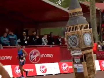 Un corredor, disfrazado de Big Ben en la maratón de Londres Un corredor, disfrazado de Big Ben en la maratón de Londres